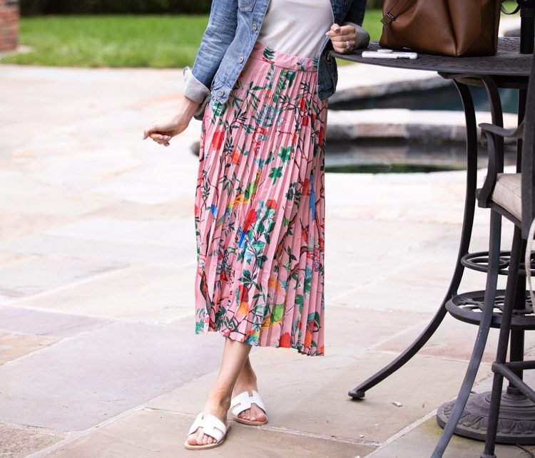 V lete noste skladanú sukňu s plochými sandálmi