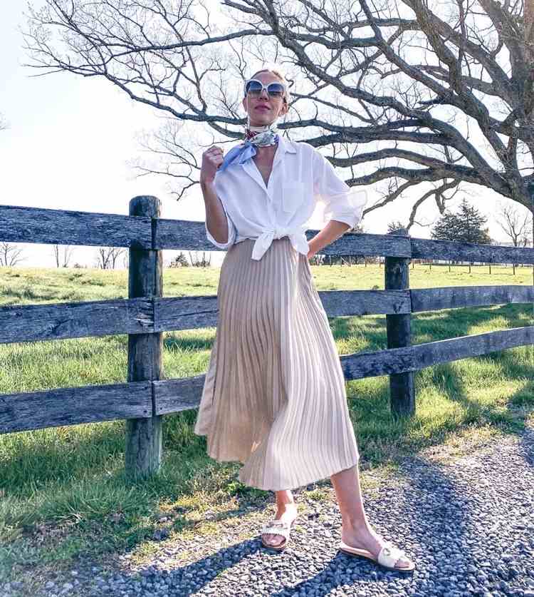 V lete noste metalickú skladanú sukňu s plochými sandálmi