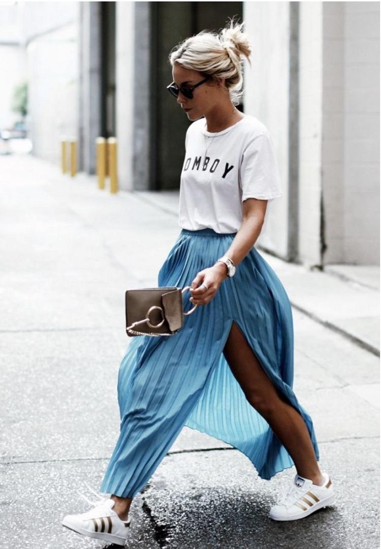 športová dlhá skladaná sukňa s teniskami adidas superstar