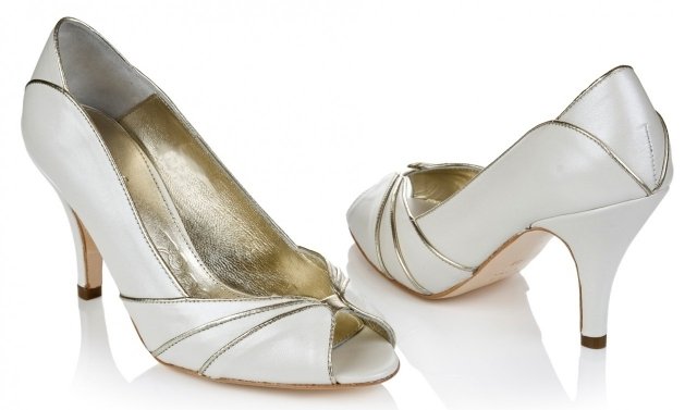 svadobné topánky klasická biela vykúkajúca pevná päta zlaté remienky svadobné topánky kožené klasické na špičke robustné ozdobné akcenty na podpätku