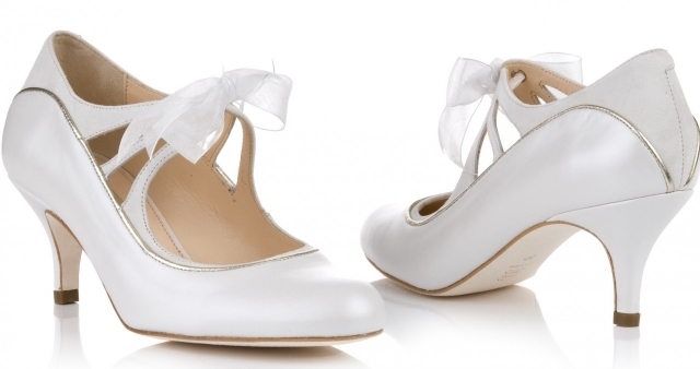 retro svadobné topánky so strapcami na mašličke na nízkom podpätku elegantné retro glamour svadobné topánky so strunovými mašľami
