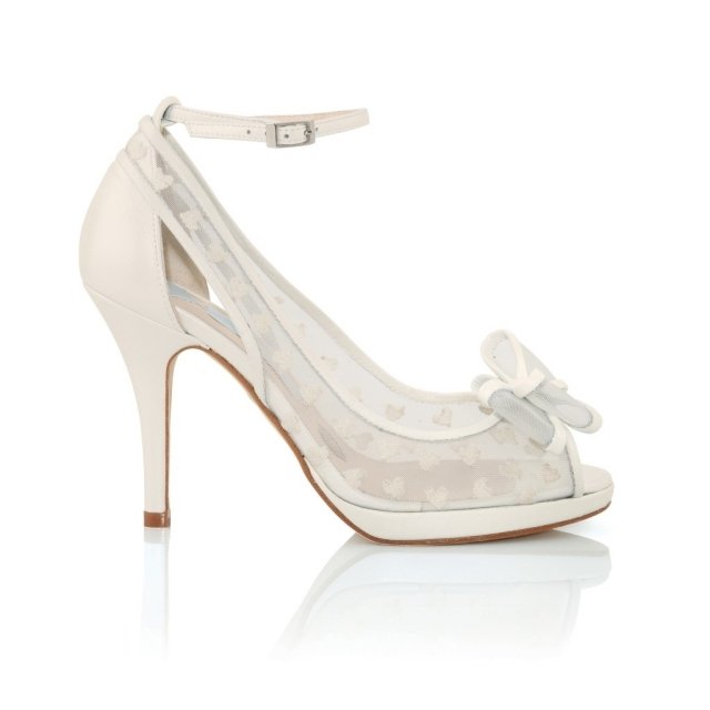 Špicaté prekryté lodičky s otvorenými ramienkami na podpätku Lodičky-so-svetlou-platformou-čipkovým remienkom-tenkým-okolo-členku-mašľou