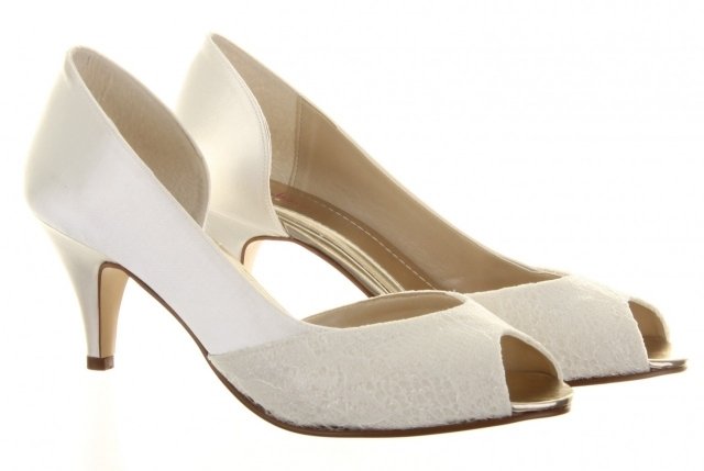 Saténové topánky na nízkom podpätku - pokryté čipkou - moderné svadobné doplnky Svadobné topánky-biely-bočný-strih-čipkovaný-kryt-otvorený-prst