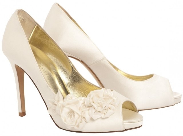 klasické svadobné topánky-krémovo-biela otvorená špička-kvety šperky-strana svadobné topánky krémová biela otvorená špička kvetinová rozeta dekorácia