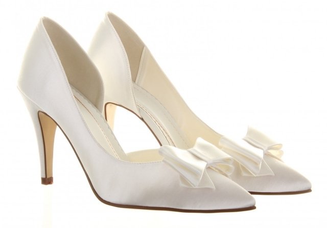 elegantné svadobné topánky-biele saténové mašličky špicaté prsty napoly otvorené na boku svadobné topánky-biely satén zdobený mašličkami špicatými prstami pootvorenými