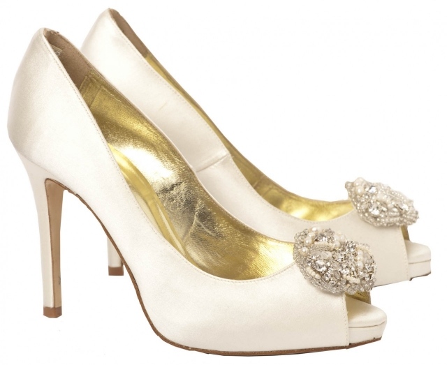 Svadobné topánky s kamienkami a perlami s otvorenou špičkou Svadobné topánky s kamienkami a perlami vykúkajú s platformou