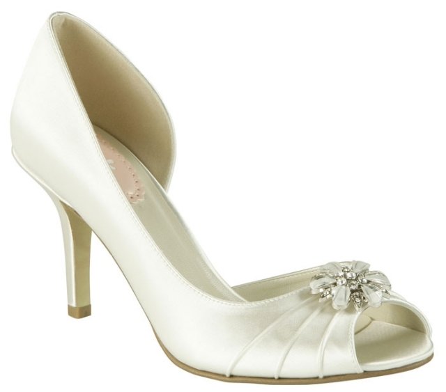 Svadobné topánky vyrobené zo saténu s vysokým rezom a ozdobným kvetom s perlami Saténovo-svadobné-topánky-laterálne-strihané-vhodné-pre-širšie nohy