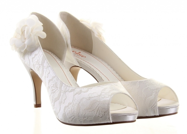 Rozetový šperk na svadobný návlek na obuv vyrobený z čipky moderné-topánky-na-svadobné-kvety-šperky-laterálne-otvorený-kryt-vyrobený z čipky