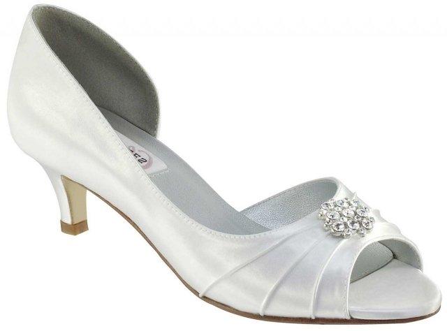 pootvorená topánka s klenotom s otvorenou špičkou na nízkom podpätku pootvorené topánky nízky podpätok saténové perlové šperky