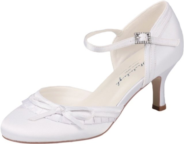 Retro sandále s nariasenými ramienkami okolo priehlavku Retro sandále s bielymi volánovými remienkami na nízkom podpätku