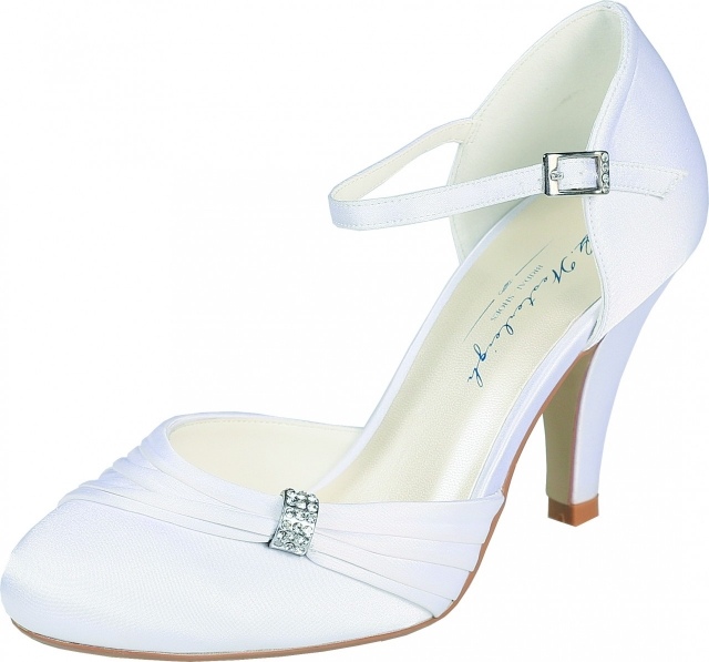 Svadobné topánky vo vnútri jemne vypchaté s bielymi ramienkami a členkovým priehlavkom Klasické svadobné topánky so saténovou koženou podrážkou s mäkkým polstrovaným vnútrom a bielymi remienkami