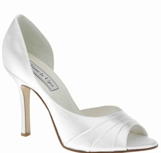 Saténové topánky na svadbu - mierne zahnuté päty - vykúkajúci prst Saténové topánky-jednoduchý-dizajn-biela-elegantná-vykúkajúca špička-otvorená po stranách