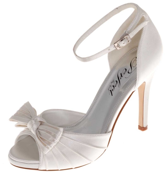 Elegantné svadobné topánky s mašličkou, saténovou podrážkou a otvorenou špičkou Saténovo-svadobné topánky-klasické-biele-skladané-mašľa-strappy-cez priehlavok-tenké
