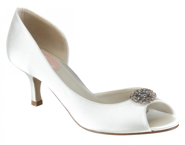 Poltopánky pre nevestu-vhodné pre širšie chodidlá nízke podpätky-biele-polootvorené-svadobné-topánky-brošňa-šperky
