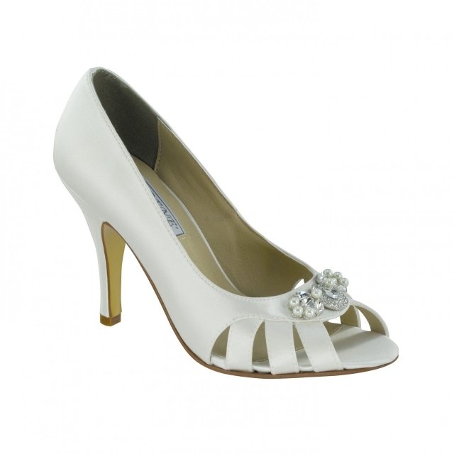 biele svadobné topánky-uzavretá päta a otvorená špička klasický-dámsky-topánka-otvorený-šik-šik-svadobný-outfit