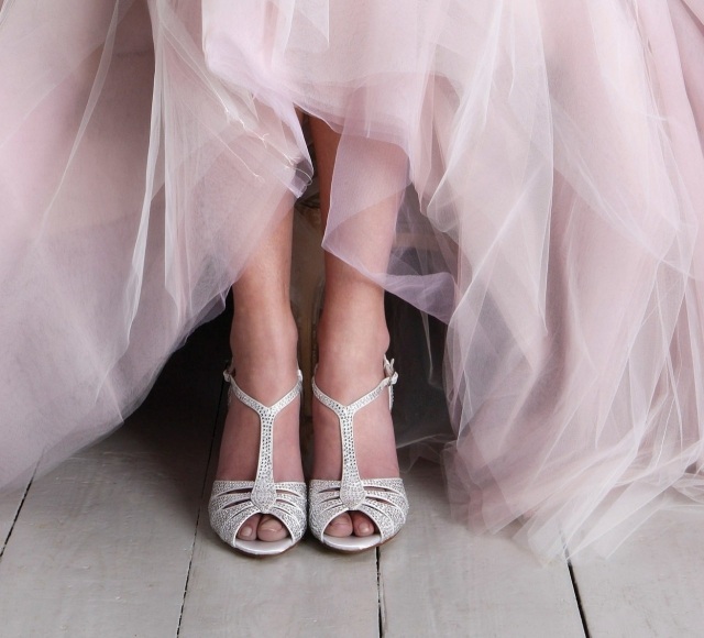 Svadobné topánky s ramienkami kamienky moderného modelu Typy obuvi vhodné na svadbu lodičky s kamienkami na traky