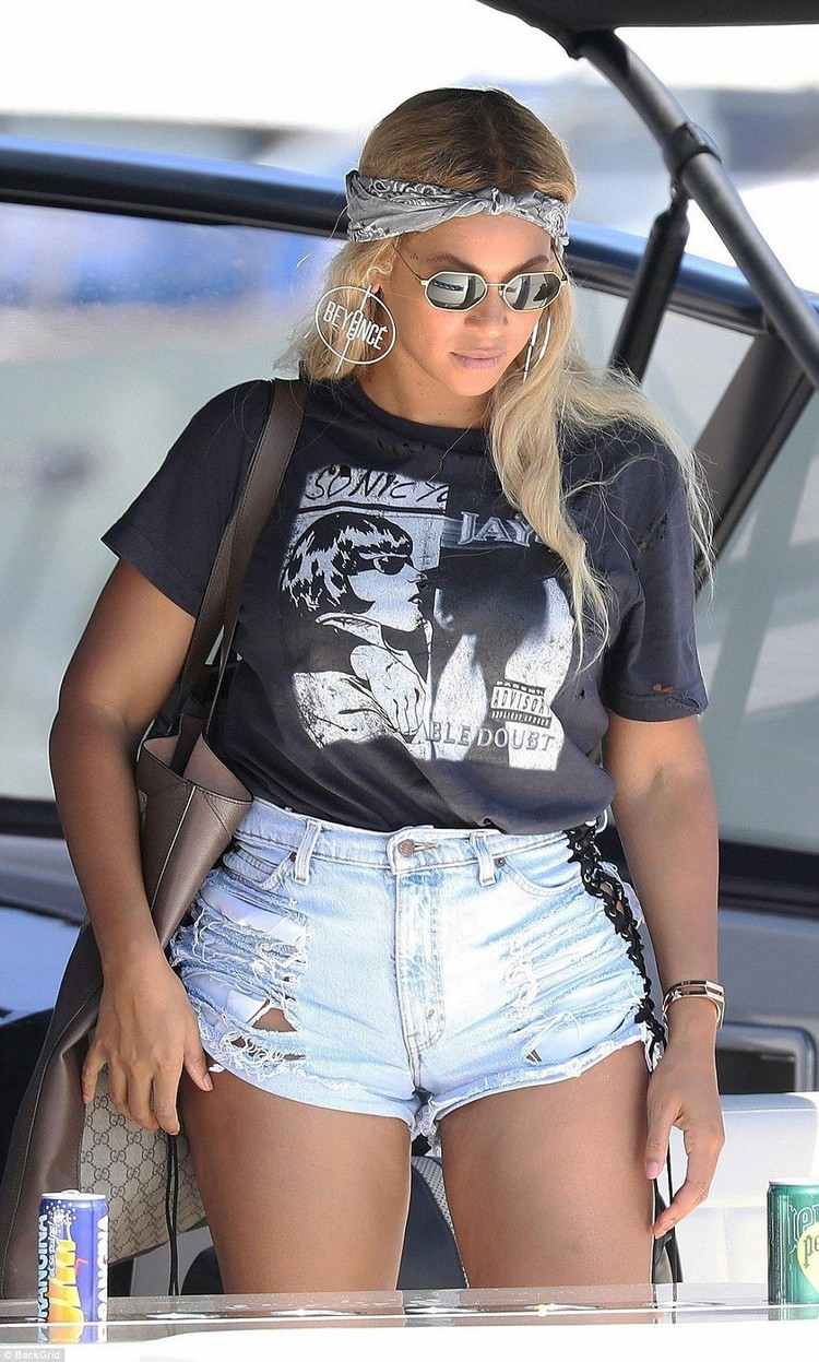 Kraťasy s hrubými nohami a silnými stehnami skrývajú leto