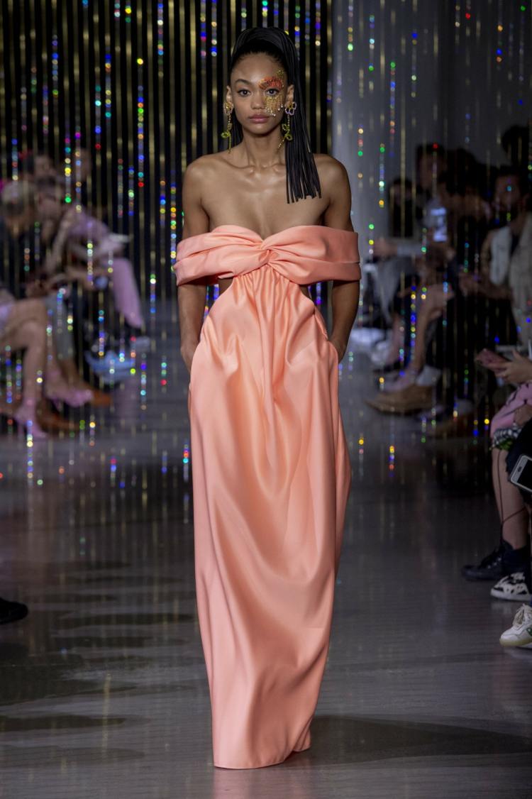 Broskyňové nugátové šaty k ženským outfitom pripomínajú teplé dni v mrazivej jeseni