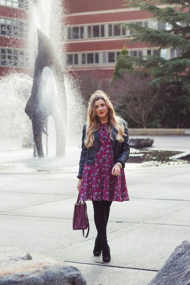 Purpurová fialová k šatám s kvetinovým vzorom a ladiacou kabelkou