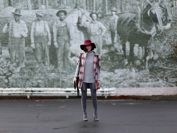 Farba pytloviny pre svetre a tmavošedé nohavice