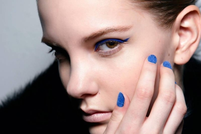 Ruky a nechty si vyžadujú špeciálnu predbežnú starostlivosť elle-nail-lacquer-blue-glitter-trend-farby