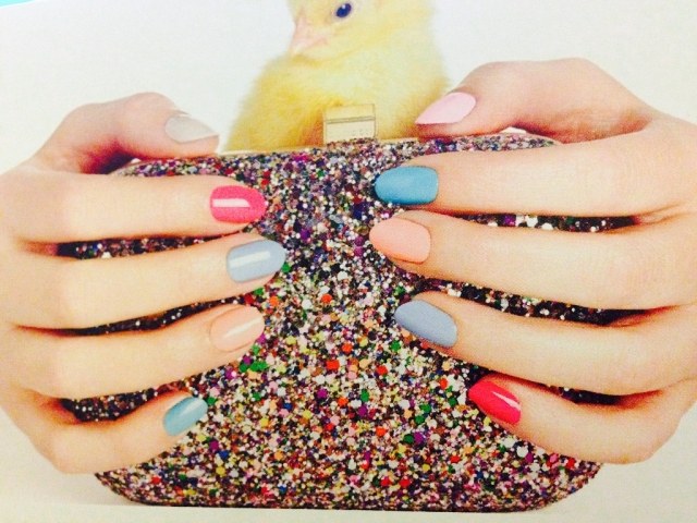 Svetlé farby a nuansy tela sú trendy trendy v nechtoch-lak-leto-2014-farby