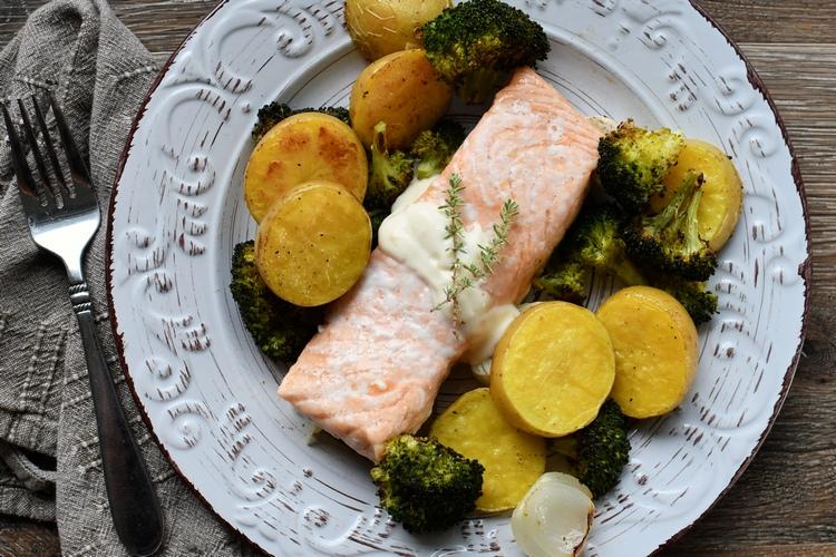 biela omáčka s lososovou brokolicou a zemiakmi