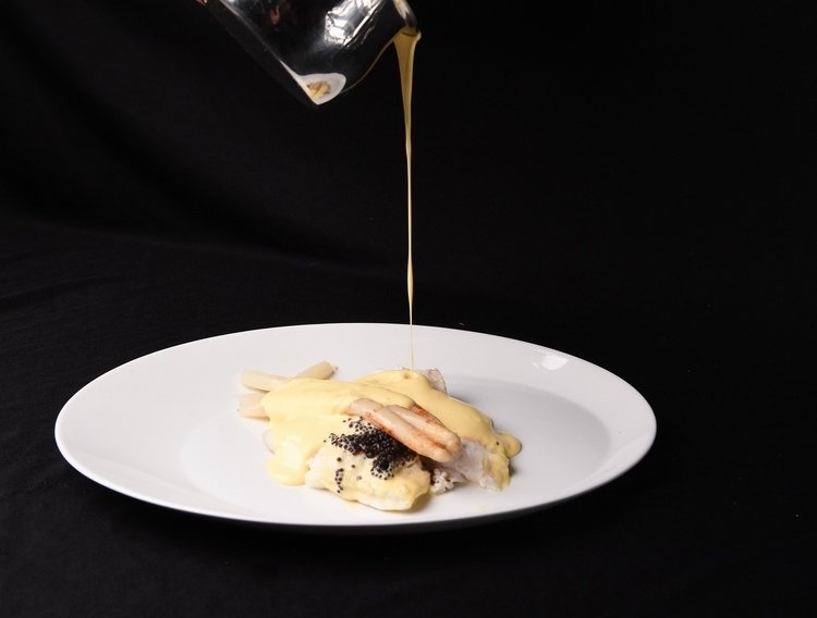 holandská omáčka s rybím filé a špargľou