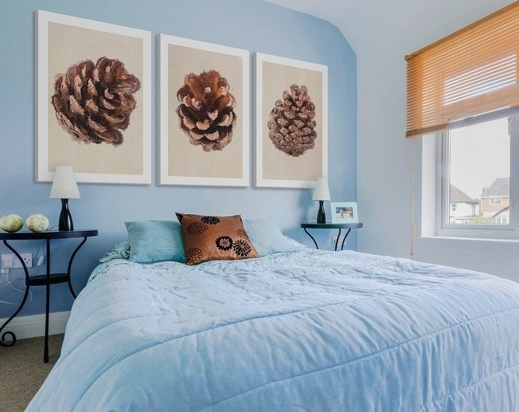 detská modrá farba na stenu pre akcentovanú stenu v spálni farba steny-spalna-modra-dekoracia-na stenu-obrazy-biele-obrazove ramy