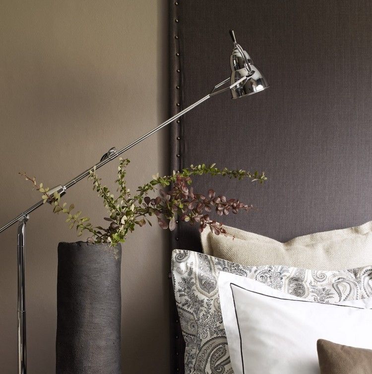 béžová farba steny a čelo postele v tmavo hnedej farbe farba steny-spálňa-béžová-hnedá-posteľ-čelo postele