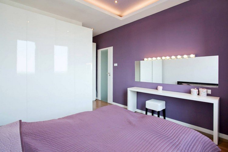 fialový nástenný a biely nábytok do spálne farba na stenu-spálňa-purpurovo-biela-nábytok-toaletný stolík
