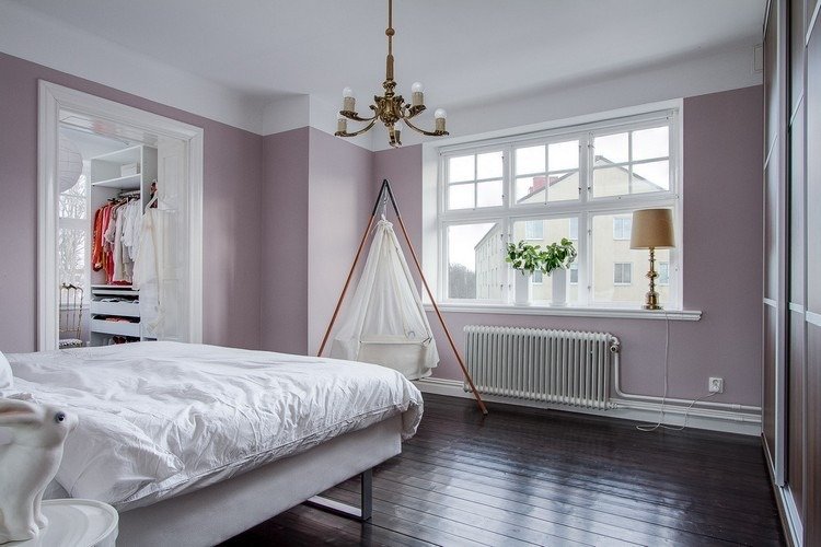 Nástenná farba ruže a orgován funguje dobre v spálňach farba steny-spalna-lila-tmava-doska-podlaha