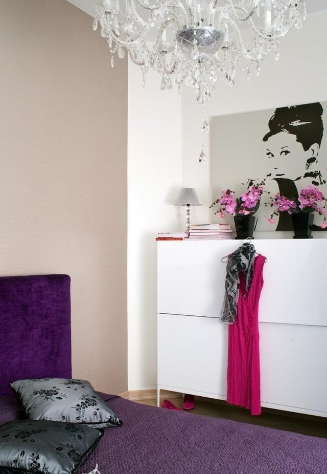 farba steny do spálne béžovo sivá akcentovaná stena fialová hlava postele ženská farba steny-spalna-béžovo-sivá-akcent-stena-lila-posteľ-hlava-ženská