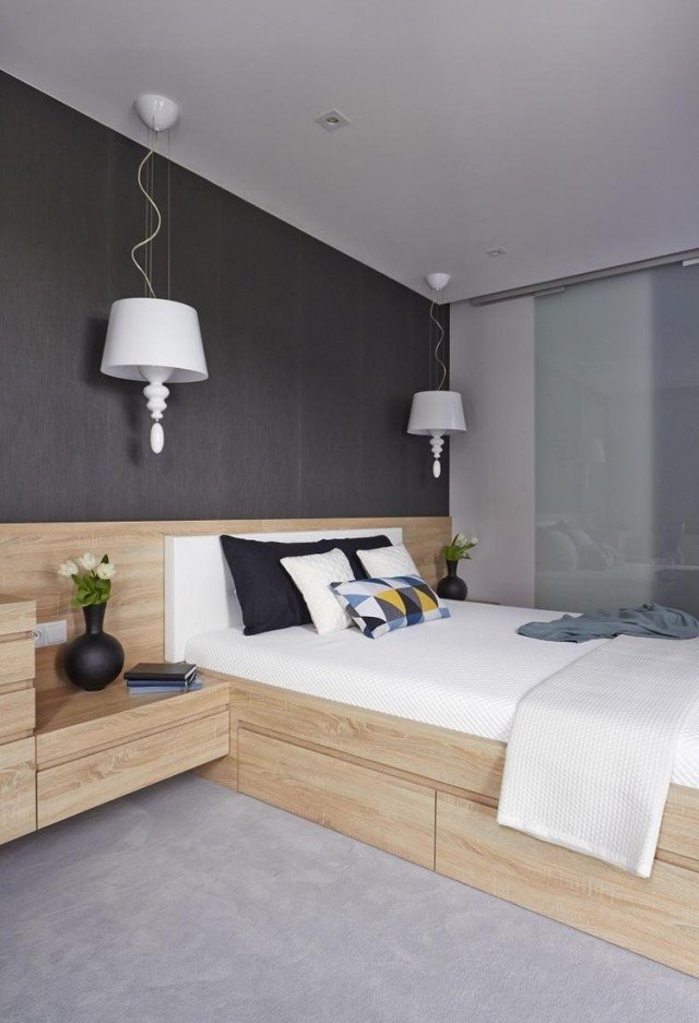 farba steny spálňa tmavosivá drevená podložka pod posteľ integrované nočné stolíky farba steny-spálňa-tmavosivá-drevená základňa postele-integrované-nočné stolíky