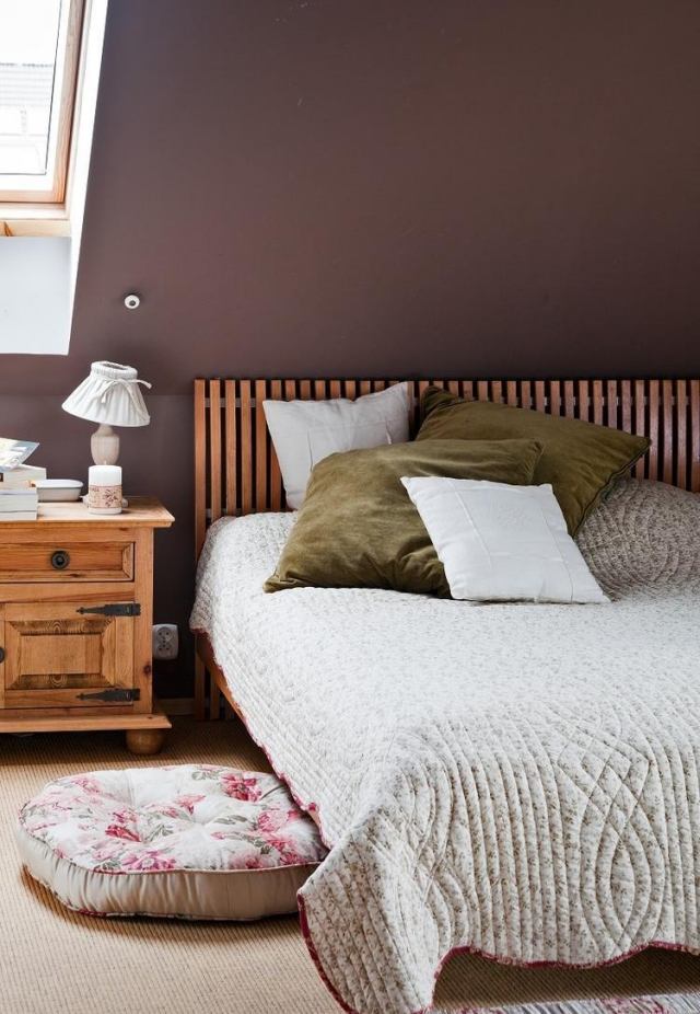 farba steny spálňa hnedý šikmý drevený nábytok farba steny-spálňa-hnedá šikmá strecha-drevený nábytok