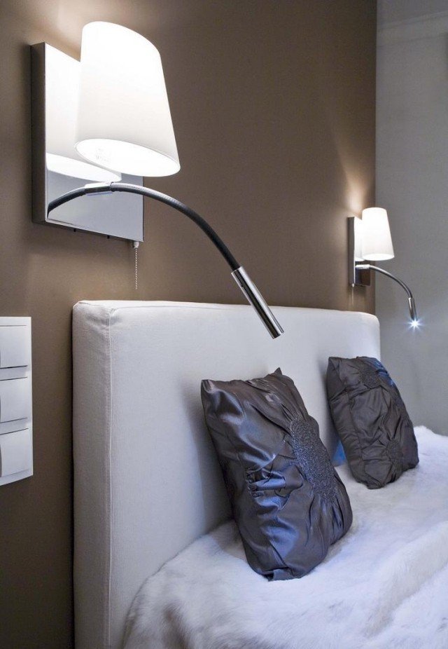 farba steny spálňa hnedé nástenné svetlá čelo postele čelo postele-farba-spálňa-hnedá-stena-svetlá-posteľ