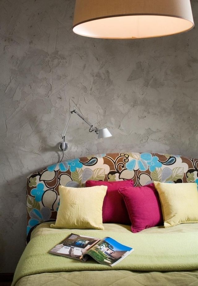 farba steny spálňa betón vzhľad sivá čalúnená posteľ čelo postele kvetinové motívy farba steny-spálňa-betón-sivá-čalúnená posteľná posteľ-hlavné-kvetinové motívy