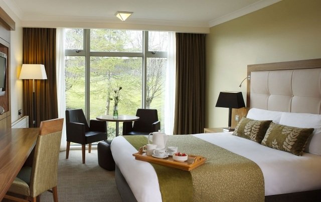 farba steny spálňa svetlo zelená kombinácia hnedá farba steny-spálňa-svetlo zelená-kombinácia-hnedá