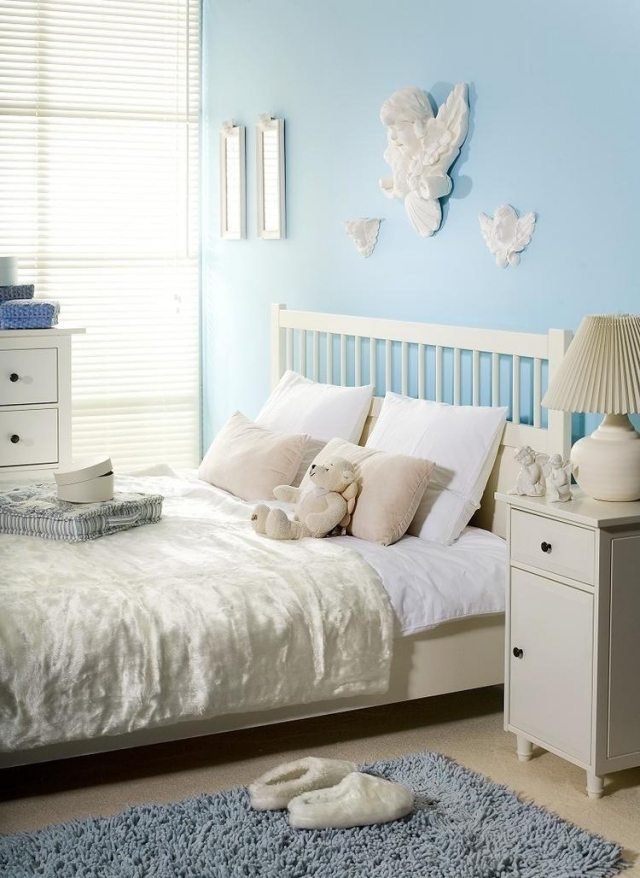 farba steny spálňa dievča svetlo modrá krémová biela dekorácie nábytku farba steny-spálňa-dievča-svetlo-modrá-krémová-biela-nábytok-dekorácie