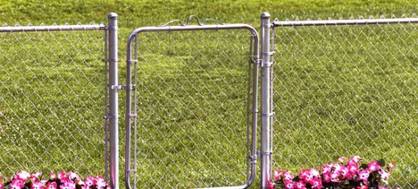 Drôtený plot so záhradou s rámovými dverami Drôtený plot s rámom-dverovým lemovaním plochy záhrady a záhrady