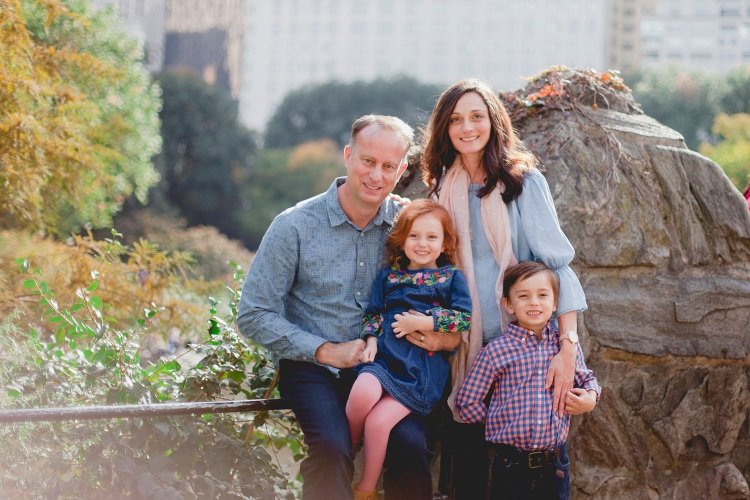 Oblečenie na zápis do školy Nápady pre rodičov Otec má košeľu a rifle Mama má dlhú blúzku a šál