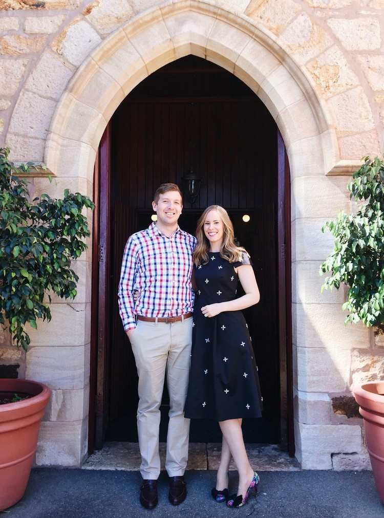 Krstný výstroj pre mamu v letných stredne dlhých šatách tmavomodrej farby