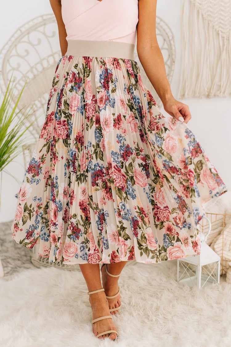 Outfit s skladanou sukňou na krst v lete