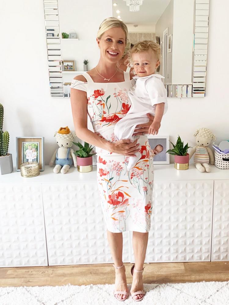 Kvetované šaty vo svetlých farbách na krst dieťaťa