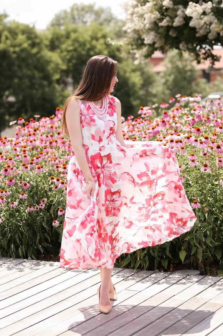 Pekné šaty na krst v lete pre matku