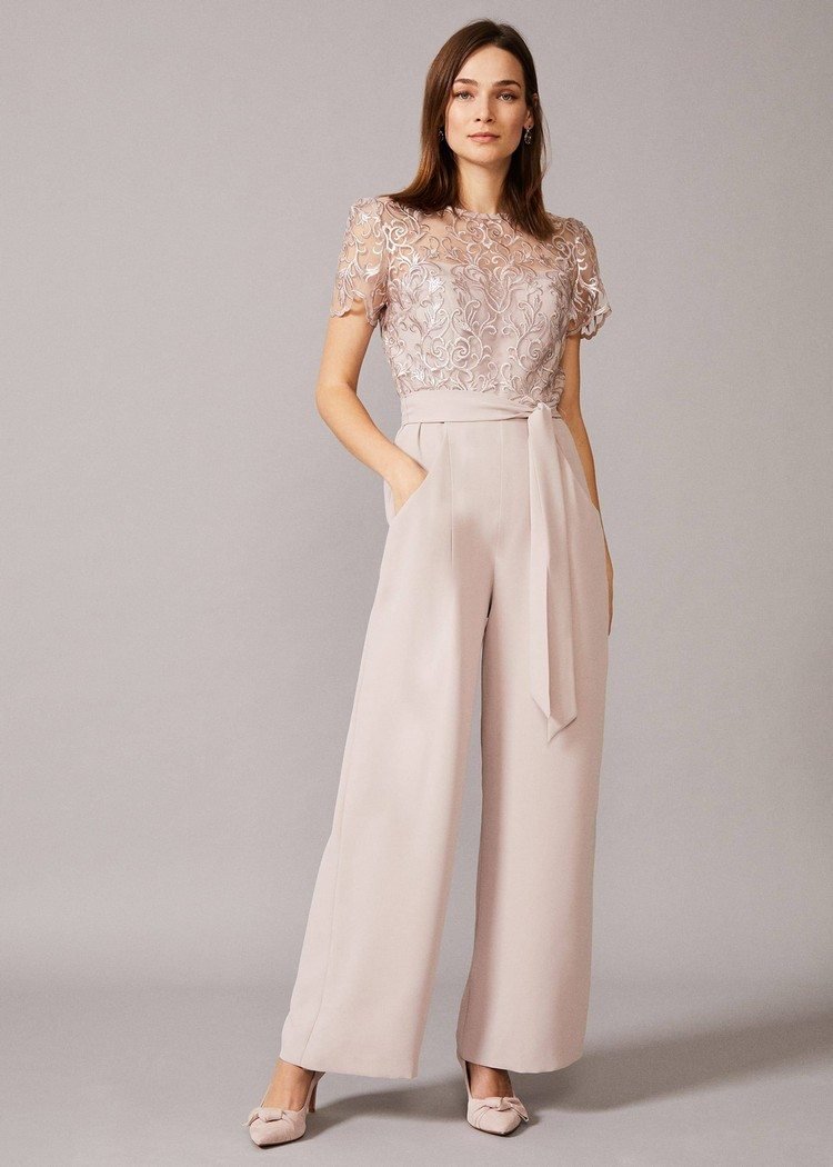 Krstný outfit pre mamu v lete s elegantnou kombinézou nohavíc