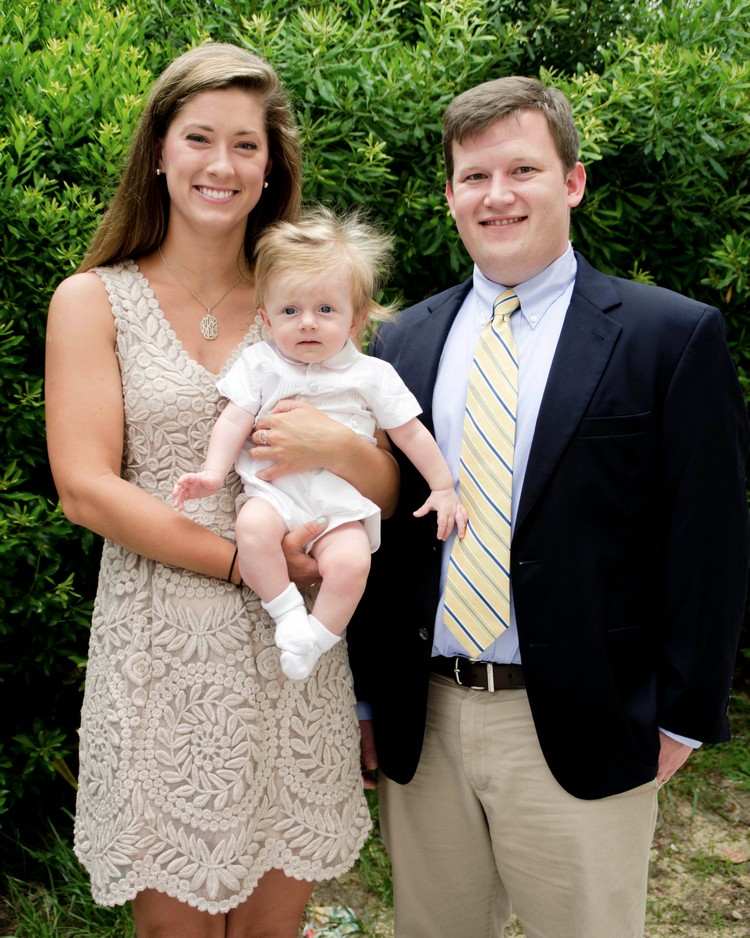 Aké farby pre krstné oblečenie pre mamu v lete