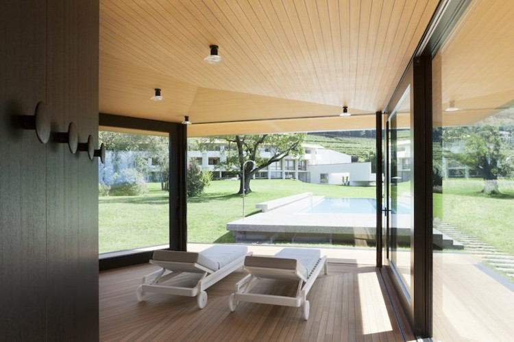 relaxujte na dovolenke v Taliansku ležadlá na drevenej podlahe