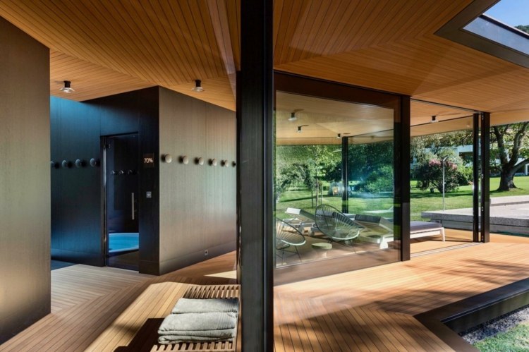 Pavilón s pevnou strechou s prednými oknami a posuvnými oknami