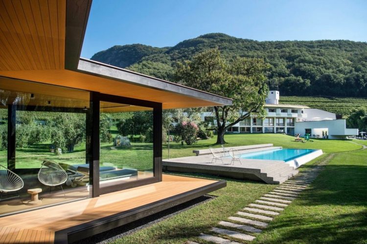 Pavilón s pevnou strechou Hotel Wellness v záhrade